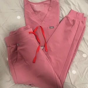 Figs scrubs-chalk pink